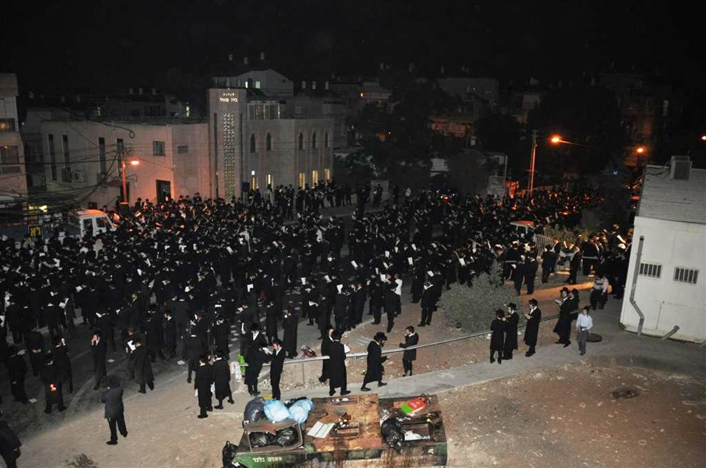 באשמורת הבוקר: בני-ברק זעקה נגד חילולי הקברים