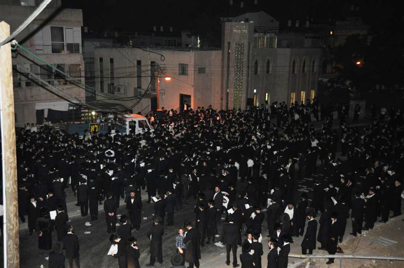 באשמורת הבוקר: בני-ברק זעקה נגד חילולי הקברים