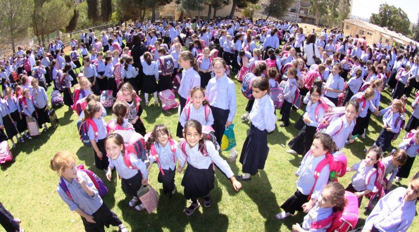 בלתי נתפס: מאות תלמידות לומדות ברחוב