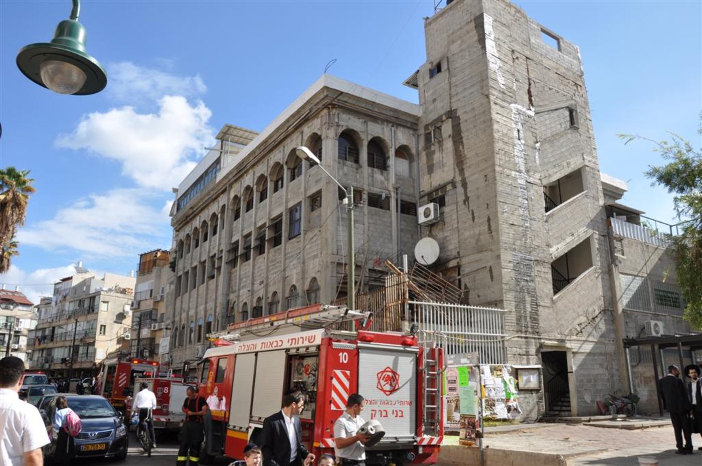 זעזוע: אלפי ספרי קודש עלו באש בשריפה בבני-ברק