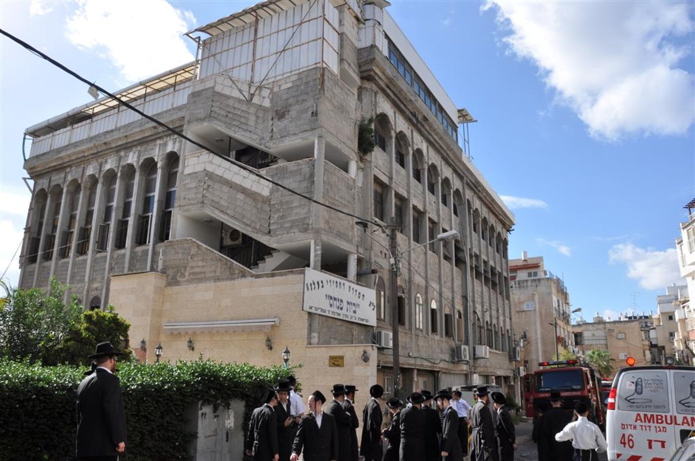 זעזוע: אלפי ספרי קודש עלו באש בשריפה בבני-ברק