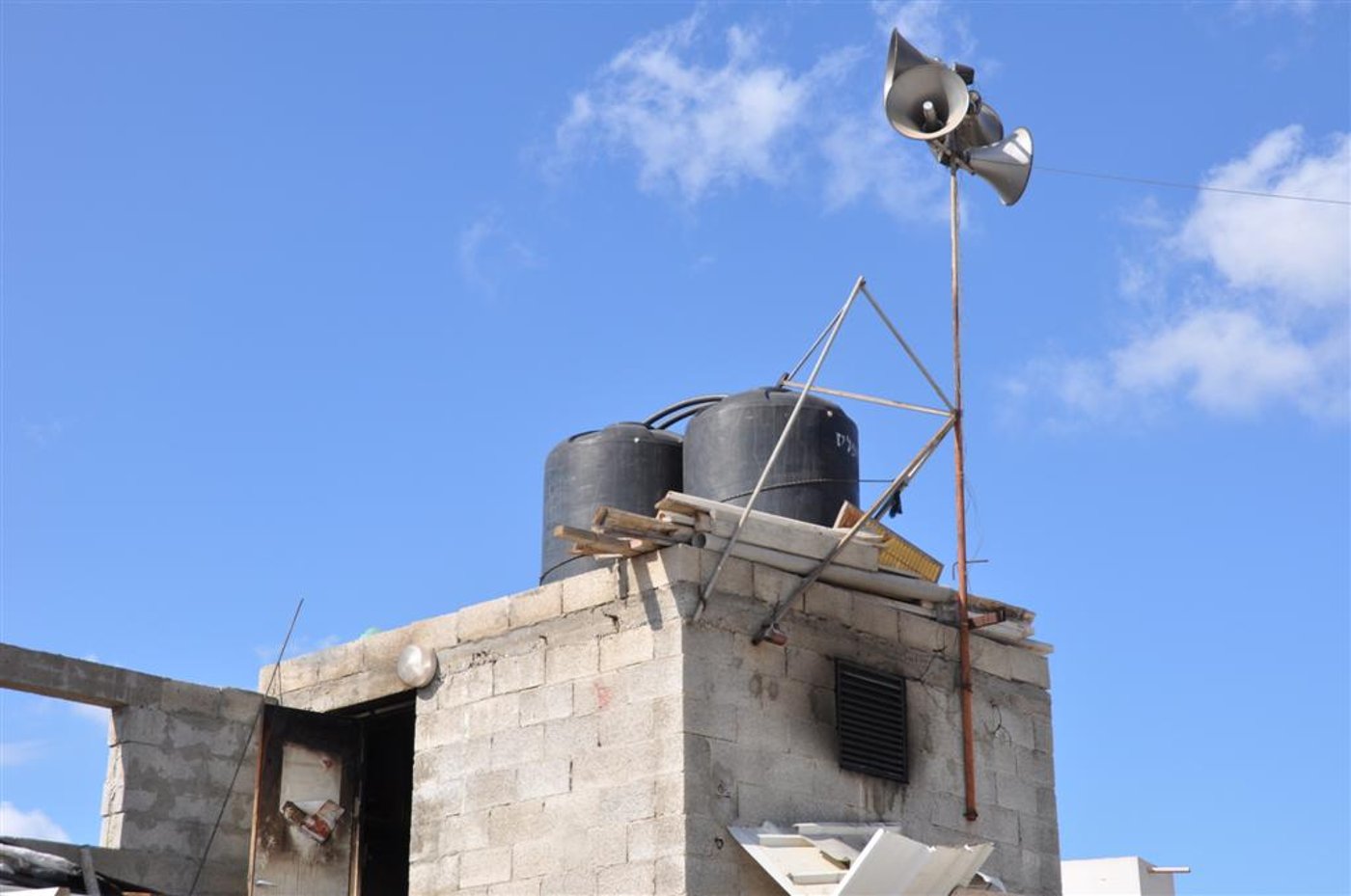 זעזוע: אלפי ספרי קודש עלו באש בשריפה בבני-ברק