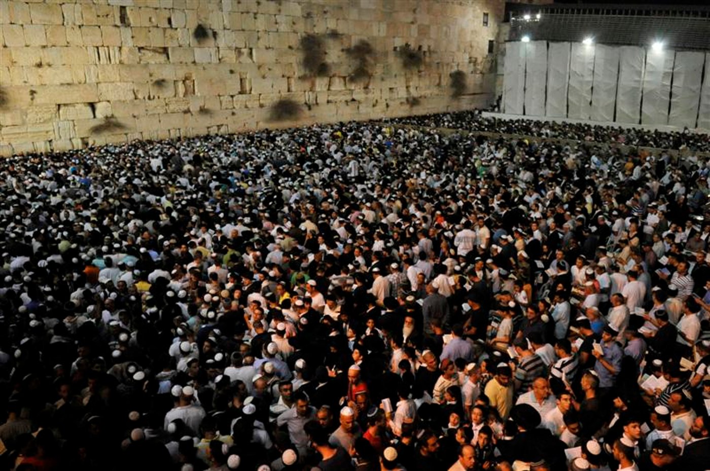 סליחות אחרונות לתשע"א: מרן הגר"ע ורבבות בכותל