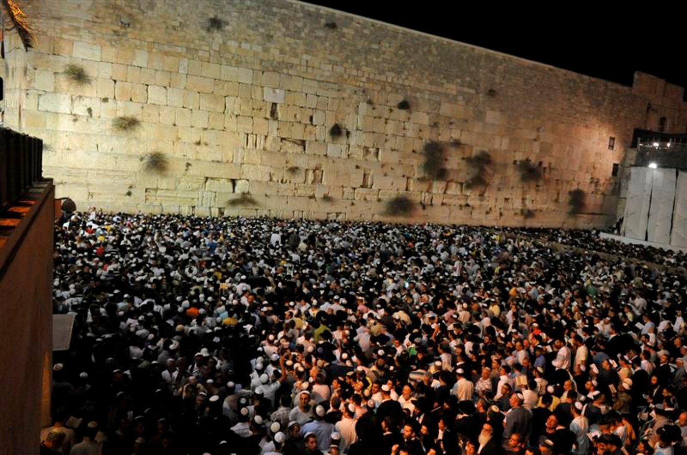 סליחות אחרונות לתשע"א: מרן הגר"ע ורבבות בכותל