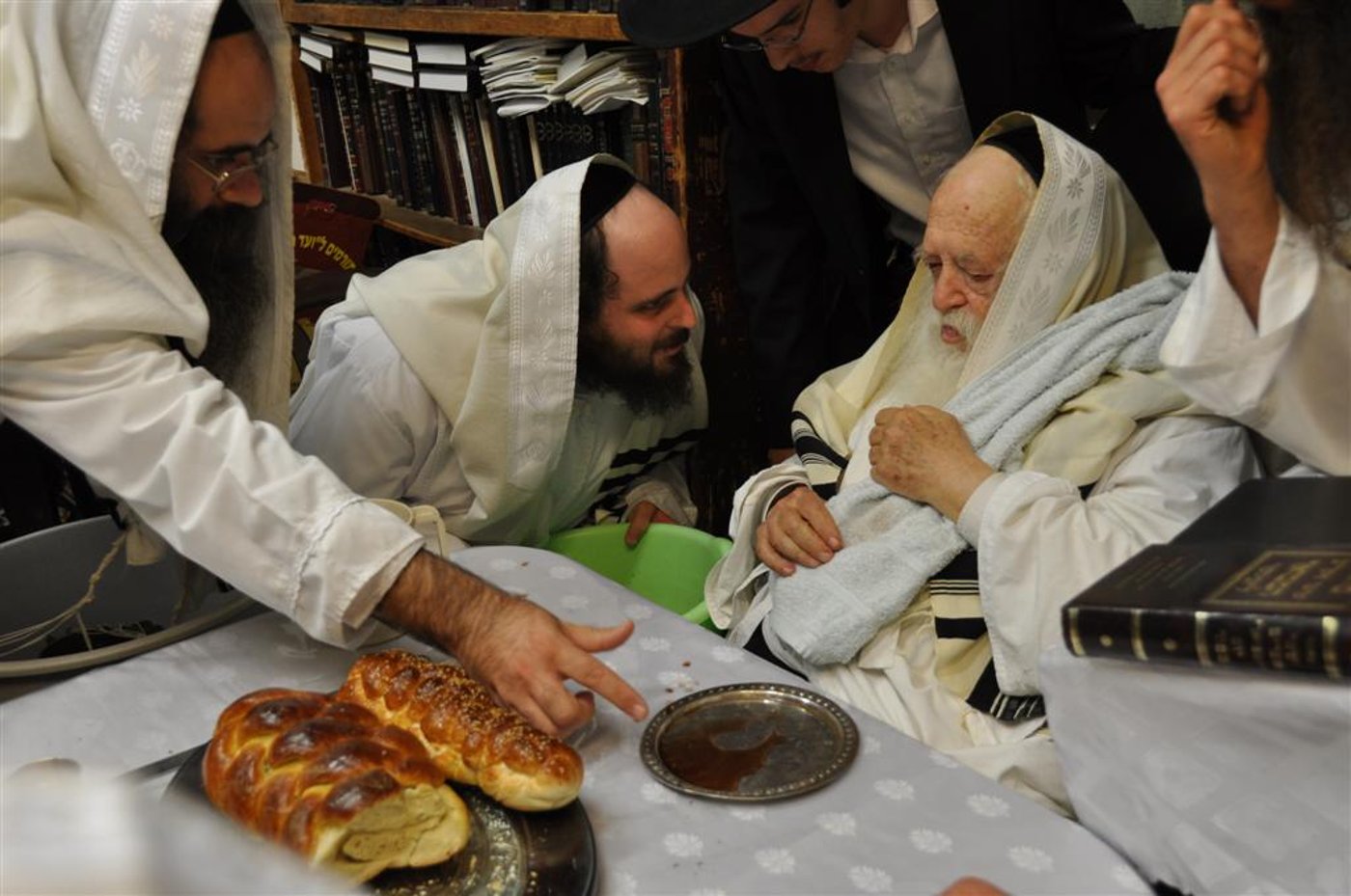 תיעוד מיוחד: הגר"ח קנייבסקי במוצאי יום כיפור