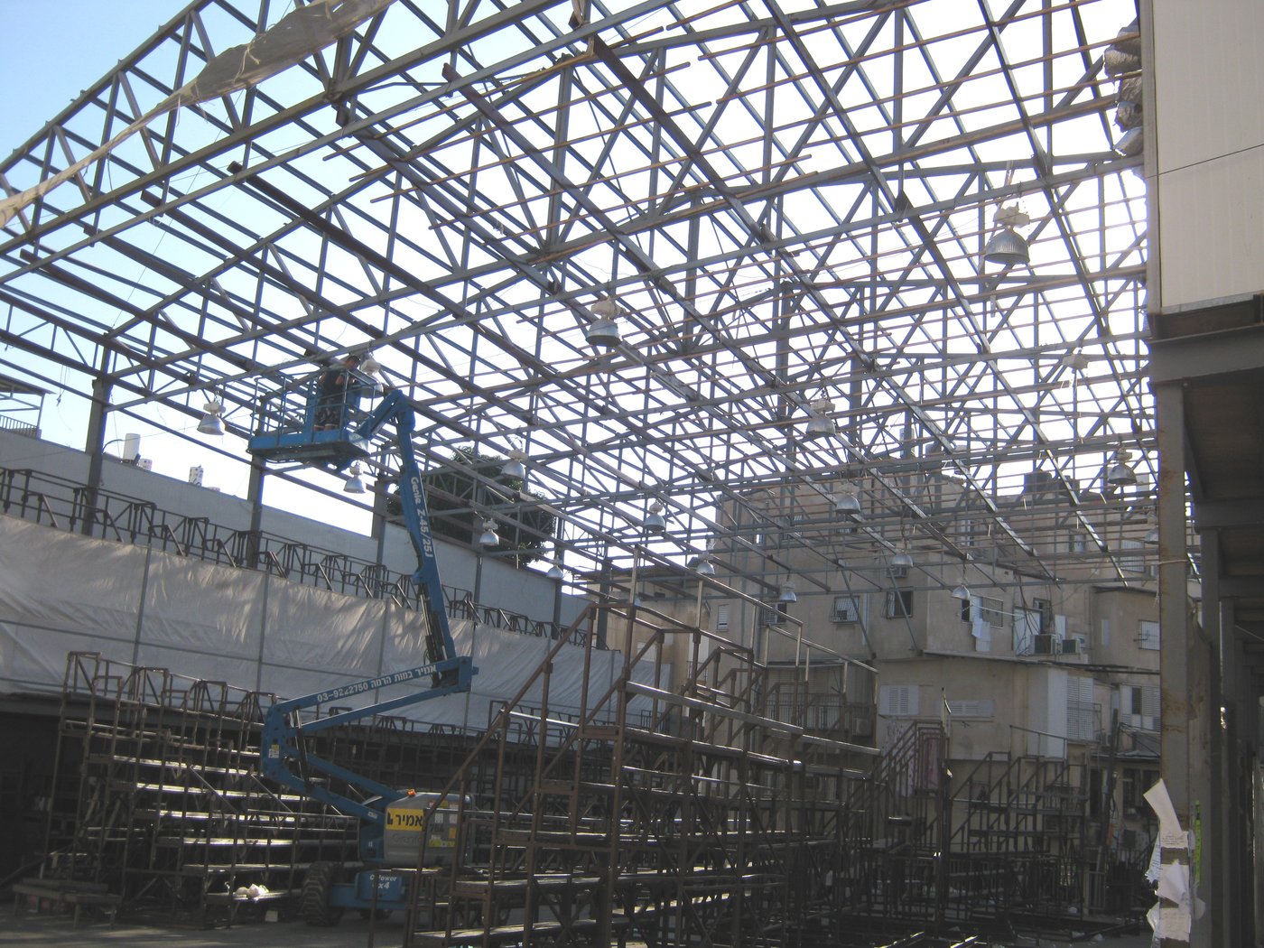 חסידות ויז'ניץ בונה את הסוכה הגדולה בעולם