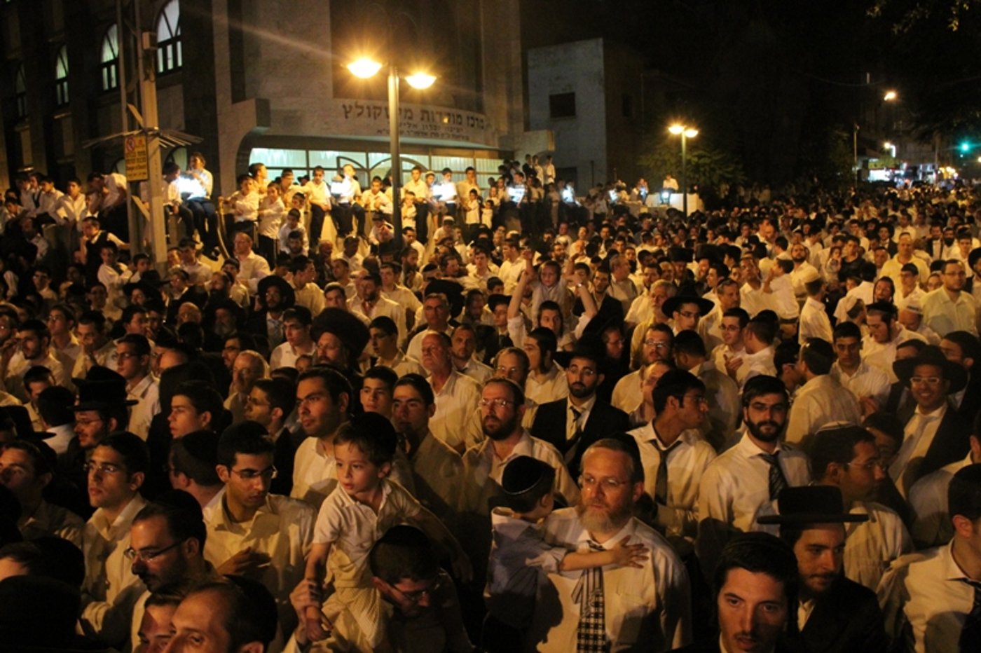 בית השואבה במישקולץ: רבבות ברחוב - וידאו ותיעוד ענק