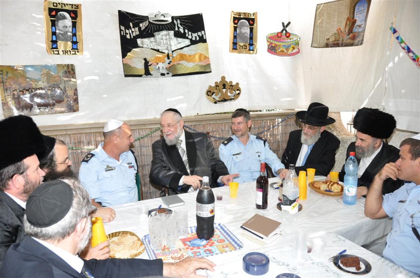 מכל גווני הקשת בסוכתו של הרב ישראל-מאיר לאו