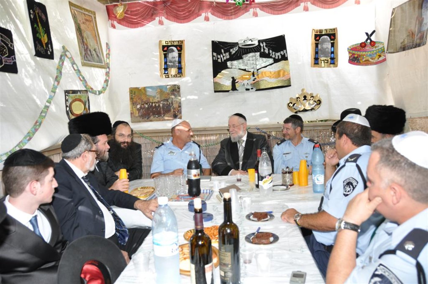 מכל גווני הקשת בסוכתו של הרב ישראל-מאיר לאו