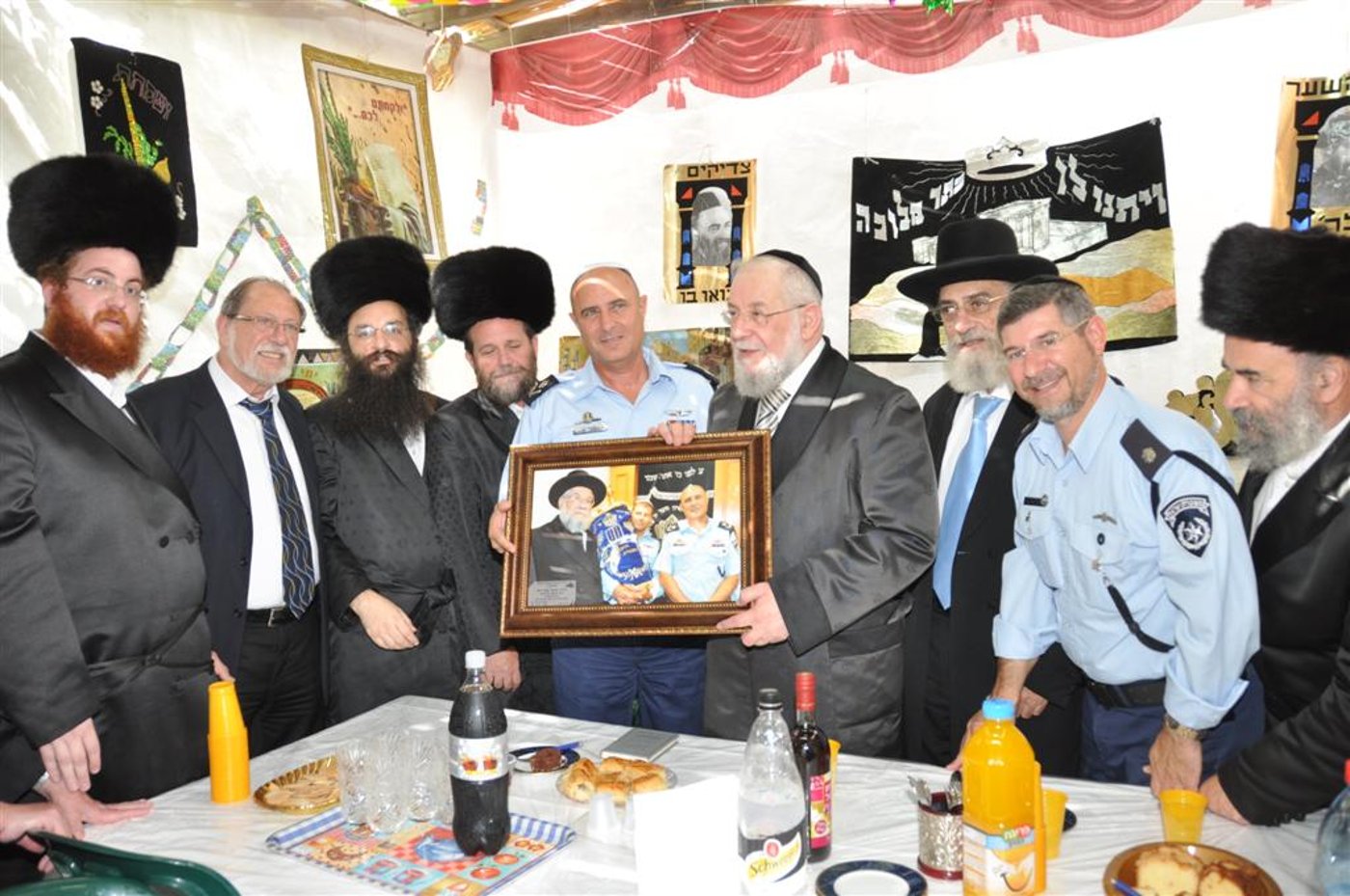 מכל גווני הקשת בסוכתו של הרב ישראל-מאיר לאו