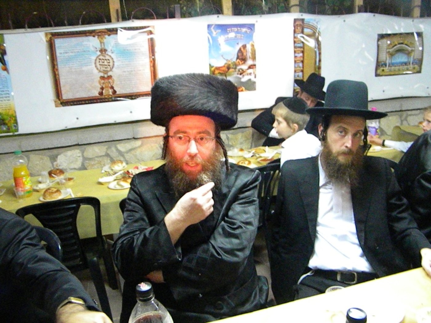 אחדות נדירה בדגל התורה: בכירים וזוטרים בסוכה אחת