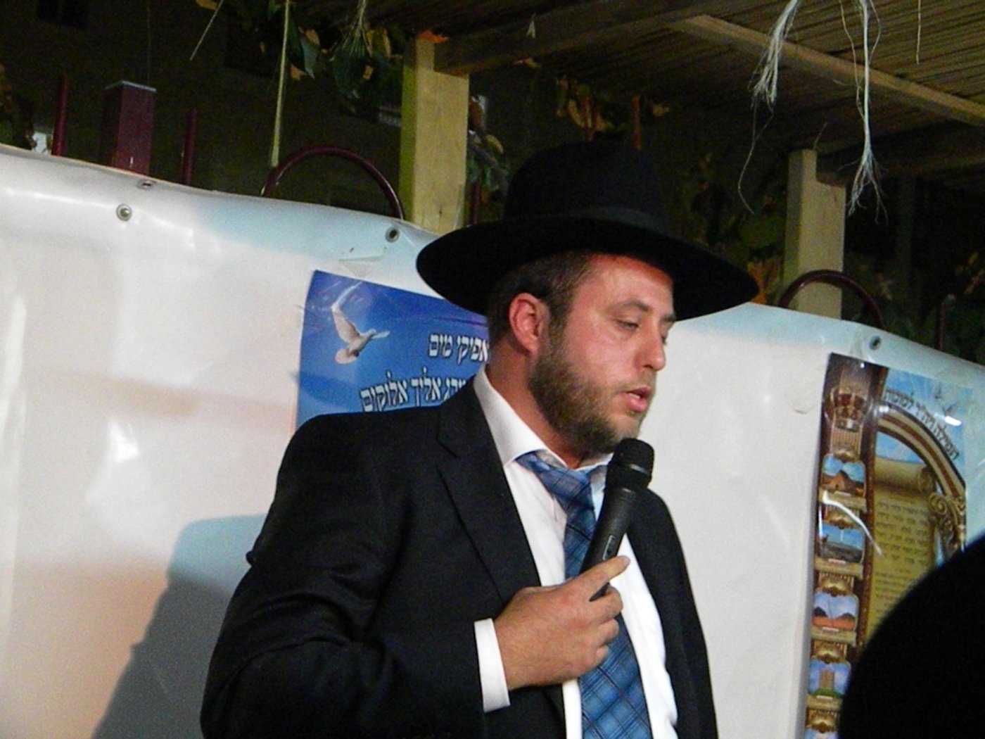אחדות נדירה בדגל התורה: בכירים וזוטרים בסוכה אחת