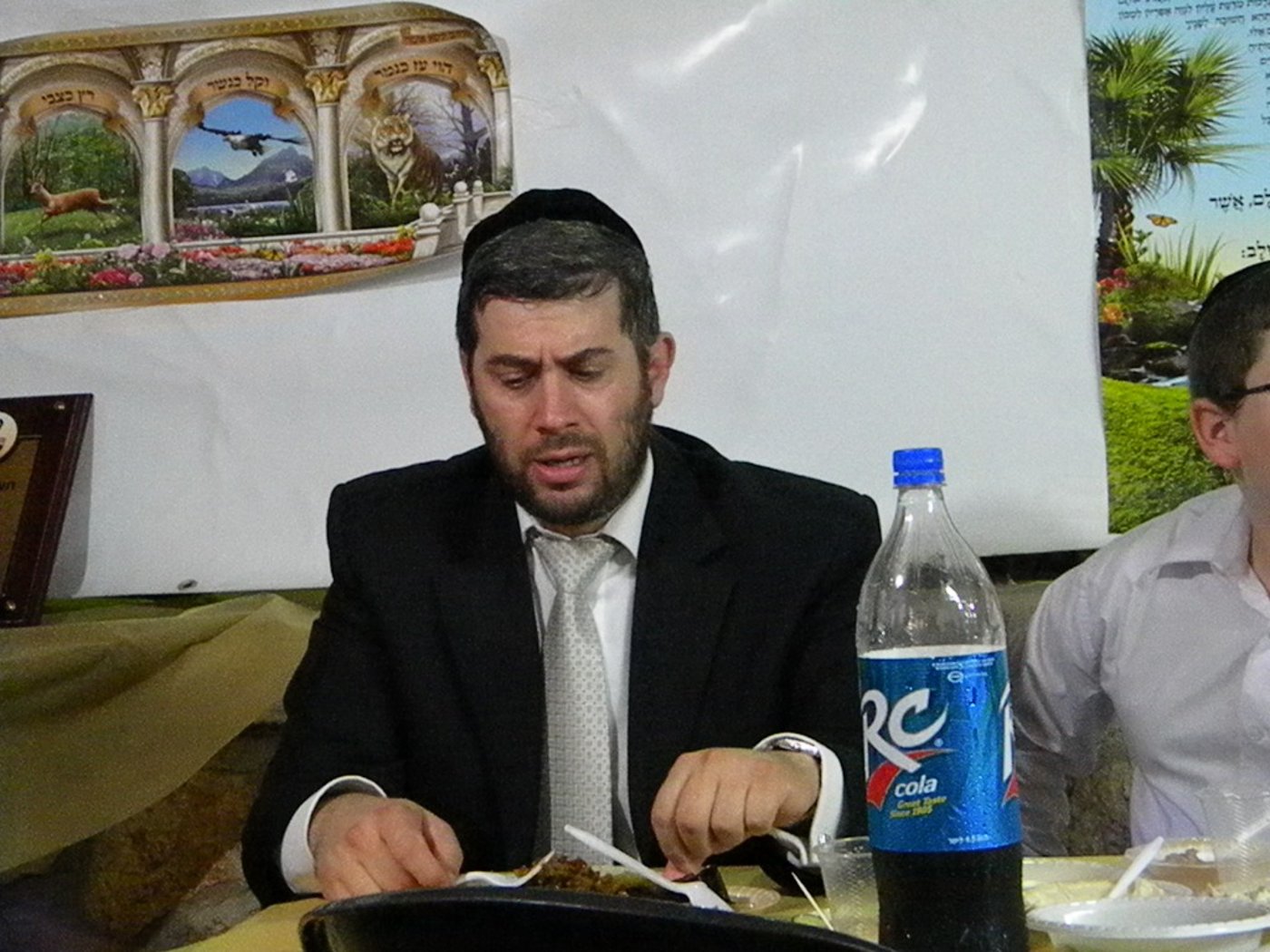 אחדות נדירה בדגל התורה: בכירים וזוטרים בסוכה אחת