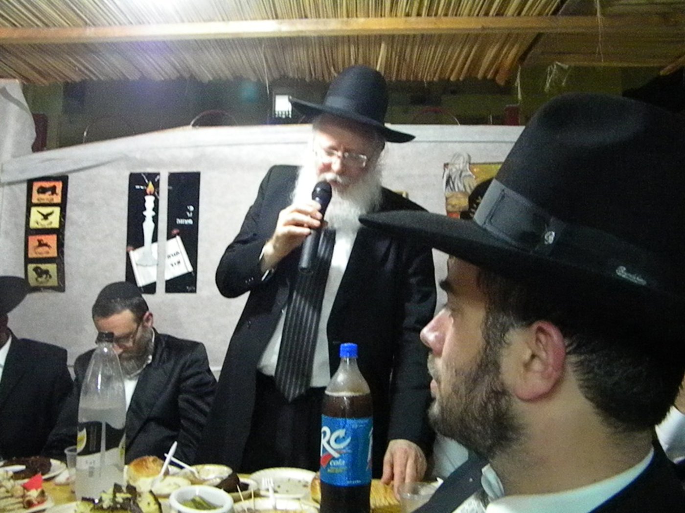 אחדות נדירה בדגל התורה: בכירים וזוטרים בסוכה אחת