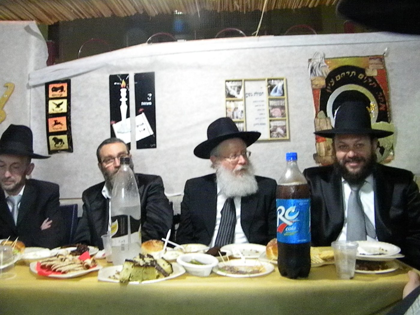 אחדות נדירה בדגל התורה: בכירים וזוטרים בסוכה אחת