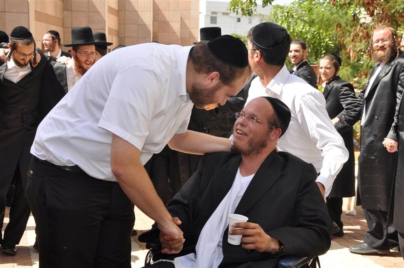 רק אצל החרדים: 1,000 איש משמחים חולה אחד