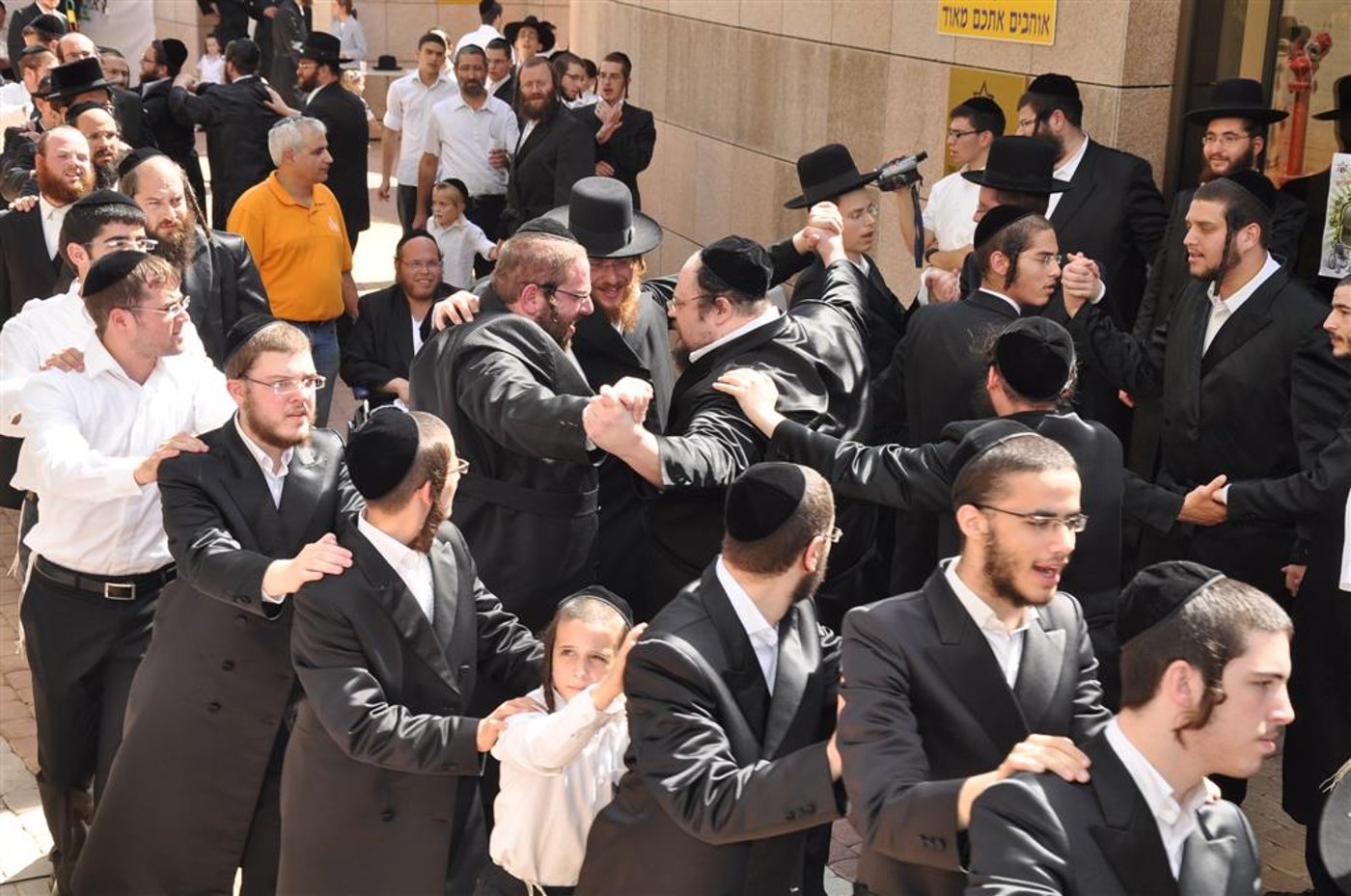 רק אצל החרדים: 1,000 איש משמחים חולה אחד