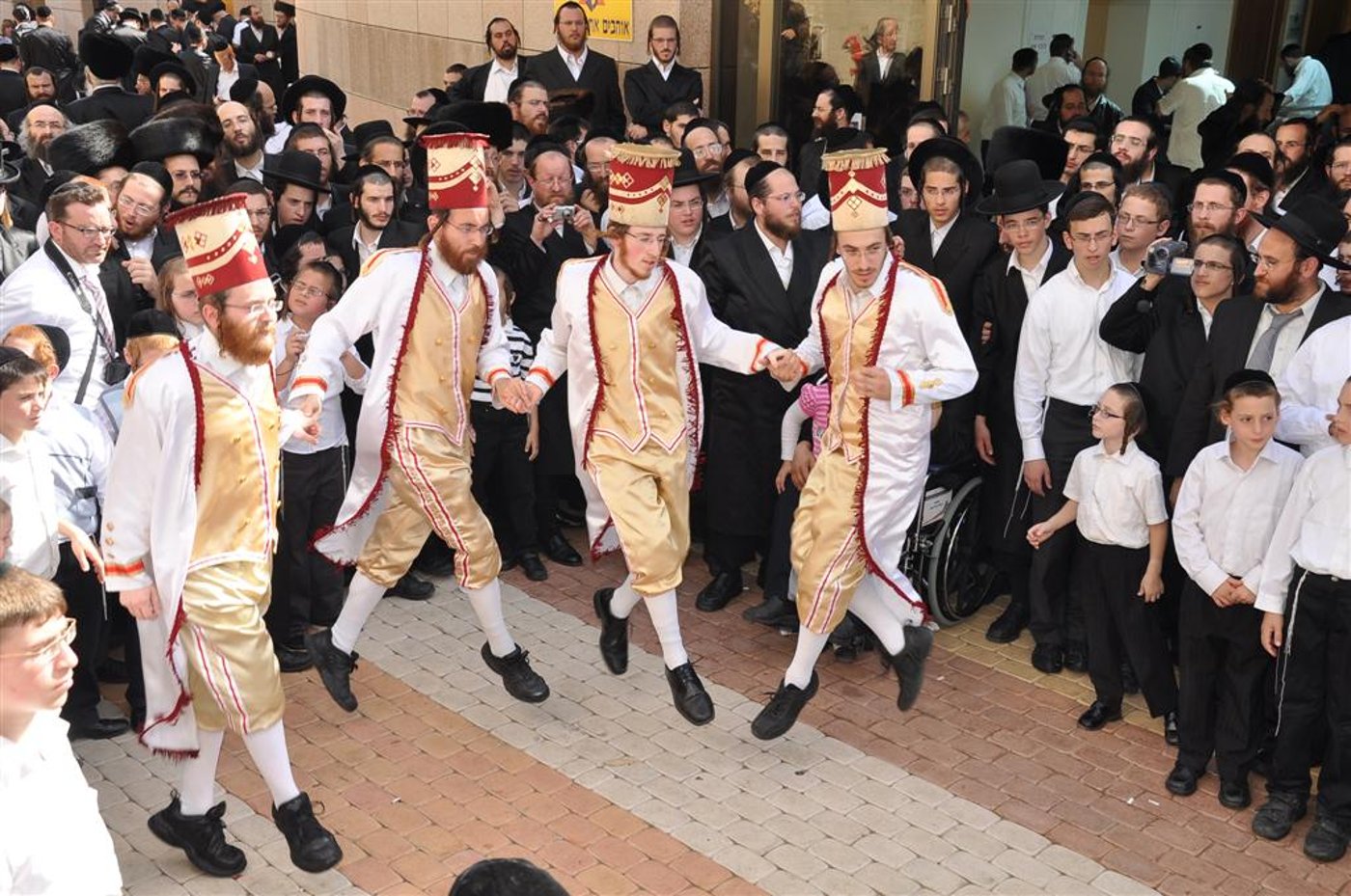 רק אצל החרדים: 1,000 איש משמחים חולה אחד