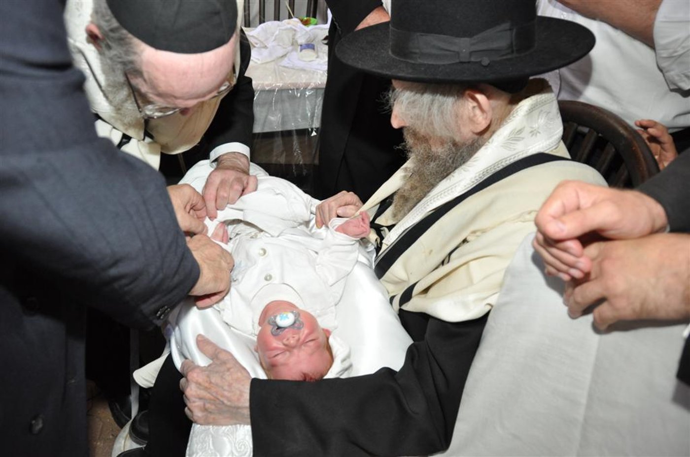 תיעוד בלעדי: הגראי"ל סנדק, בסוכה
