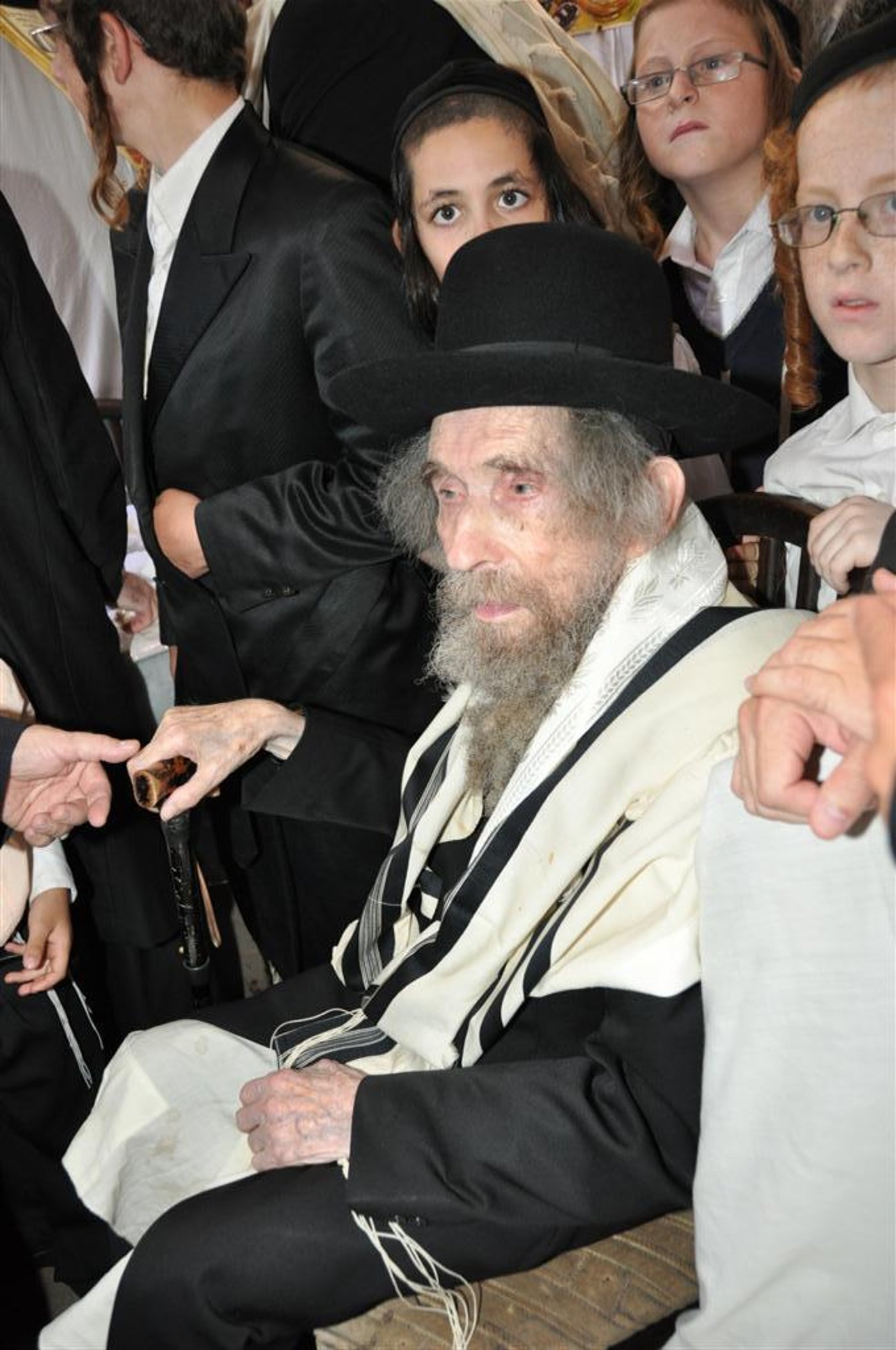 תיעוד בלעדי: הגראי"ל סנדק, בסוכה