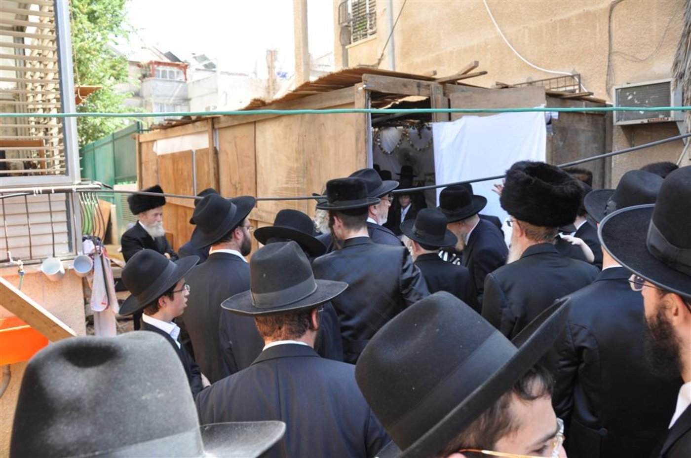 תיעוד בלעדי: הגראי"ל סנדק, בסוכה