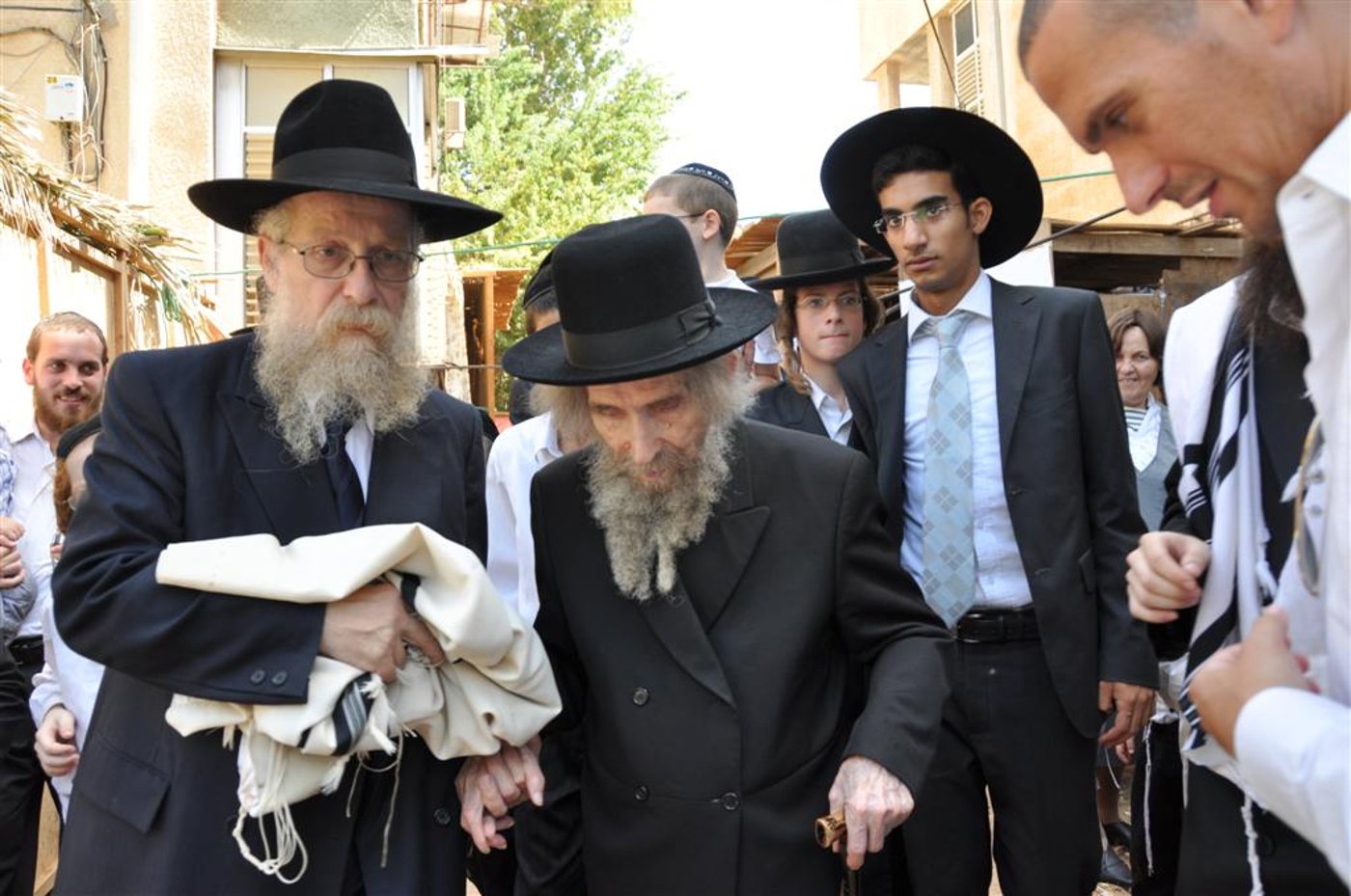 תיעוד בלעדי: הגראי"ל סנדק, בסוכה