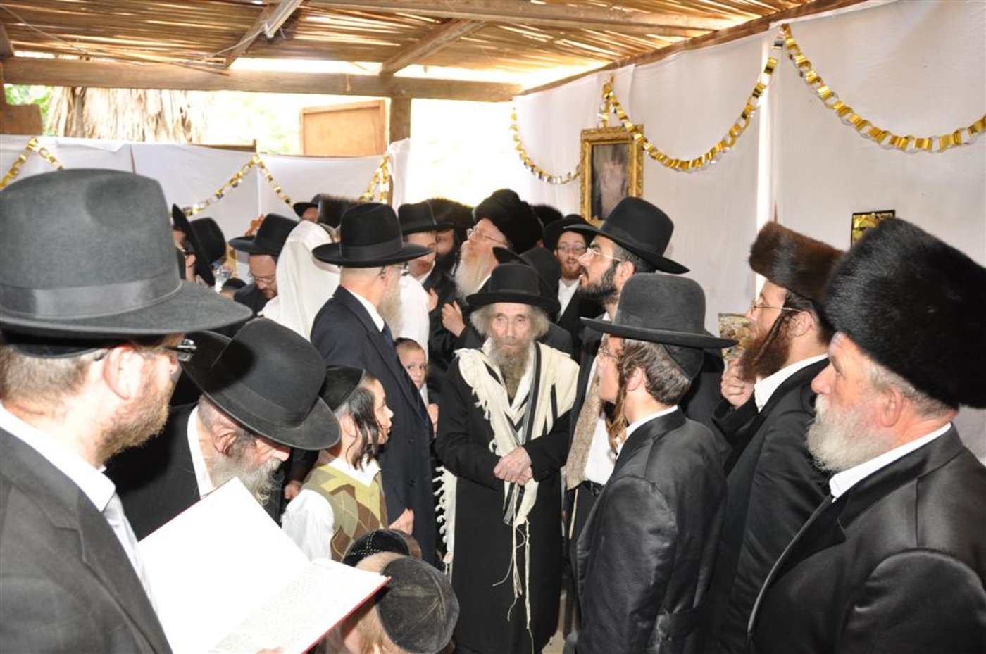 תיעוד בלעדי: הגראי"ל סנדק, בסוכה