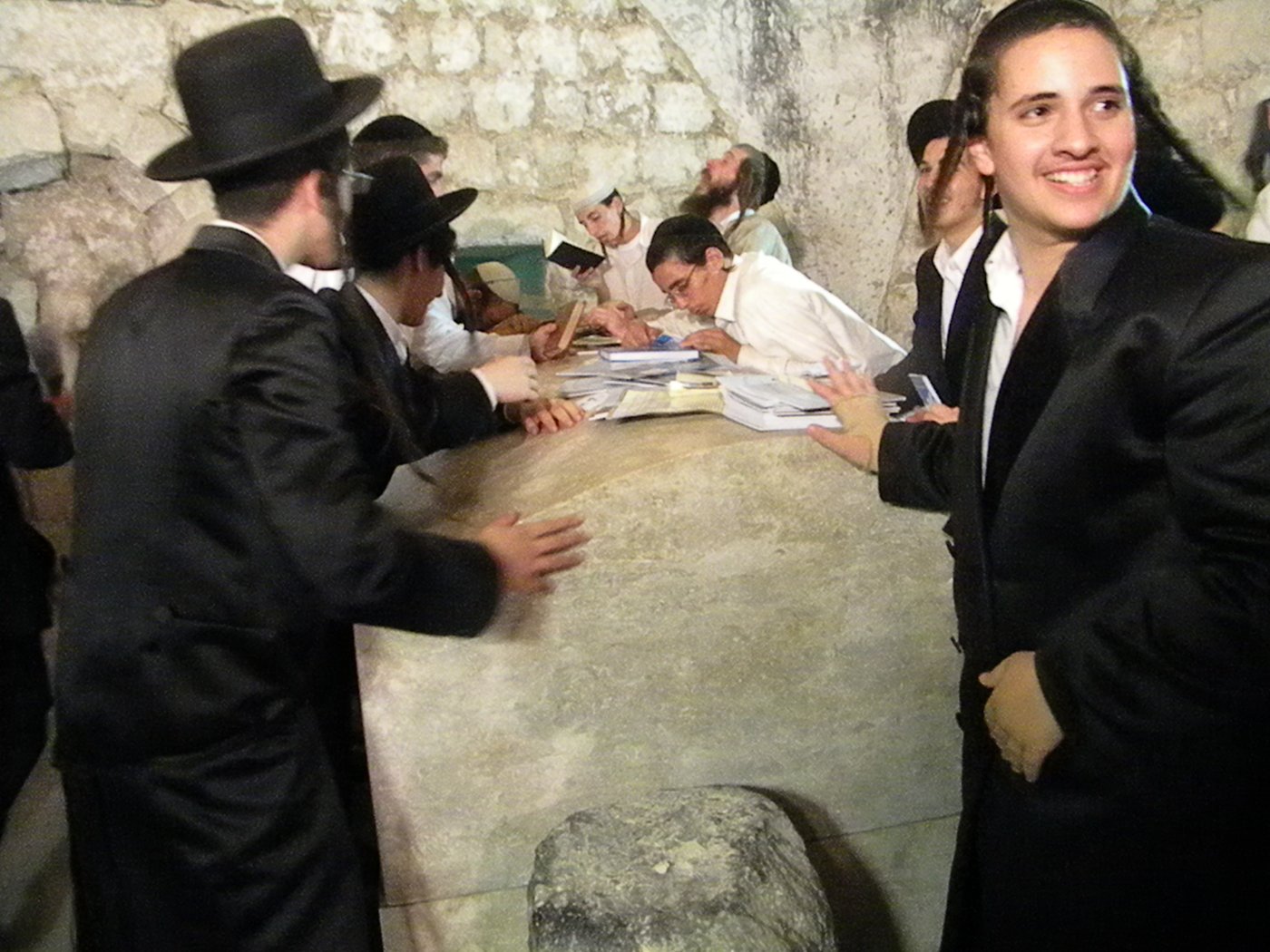 תיעוד לילי: תפילה בקבר יוסף המשופץ