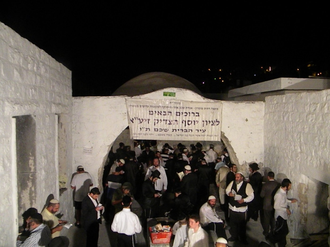 תיעוד לילי: תפילה בקבר יוסף המשופץ