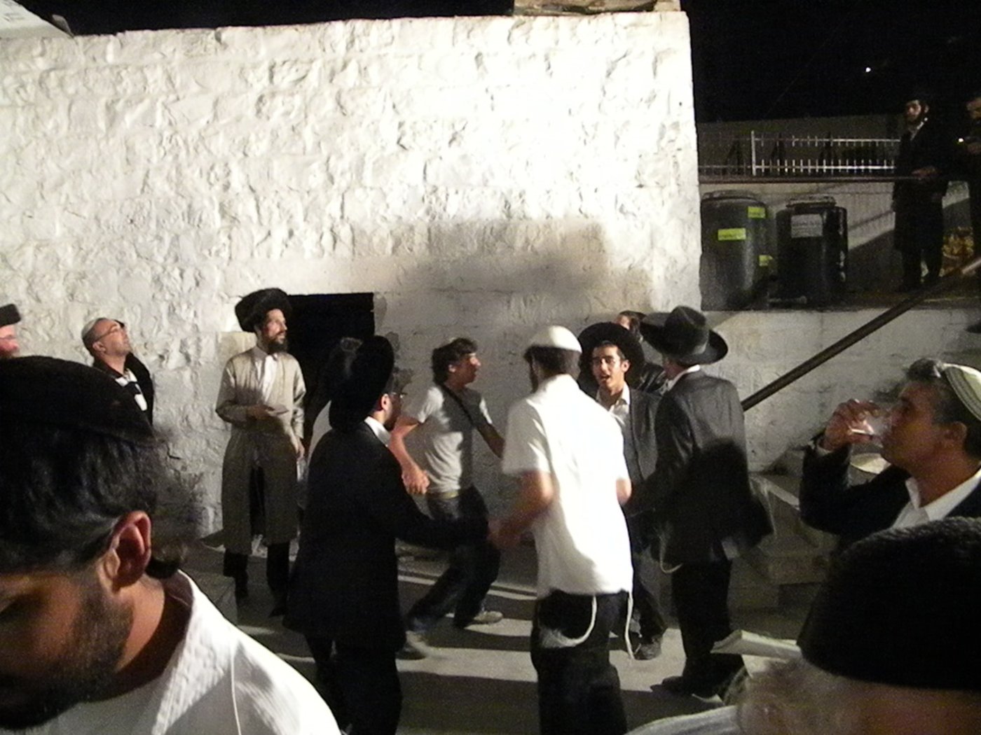 תיעוד לילי: תפילה בקבר יוסף המשופץ