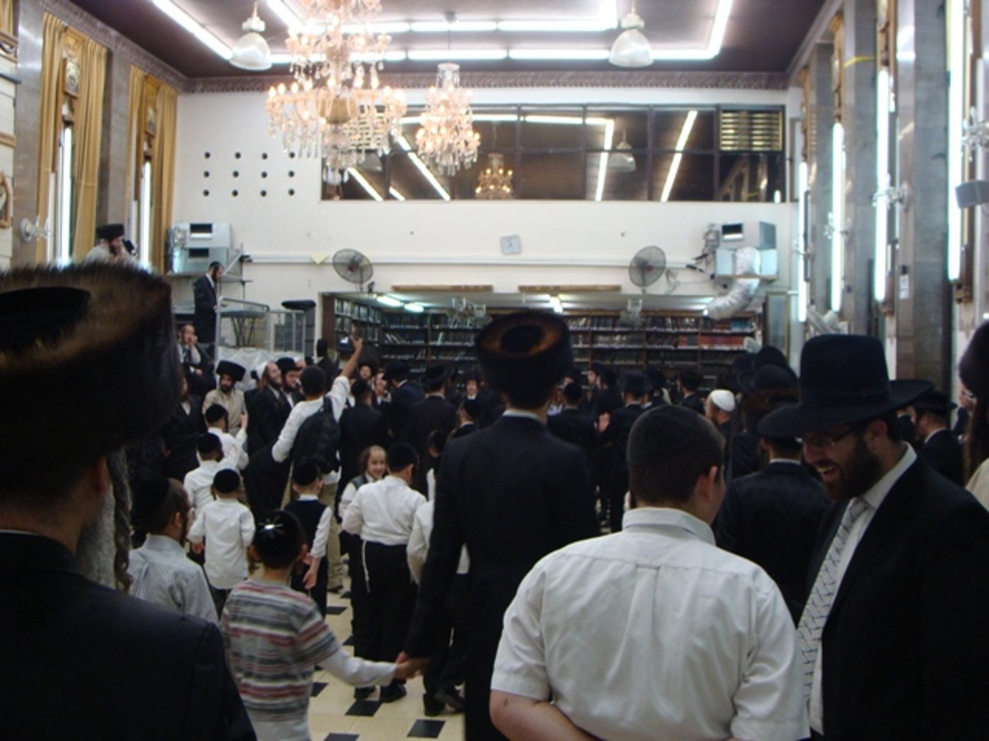 בית-המדרש של חסידי ברסלב: רוקדים ובוכים
