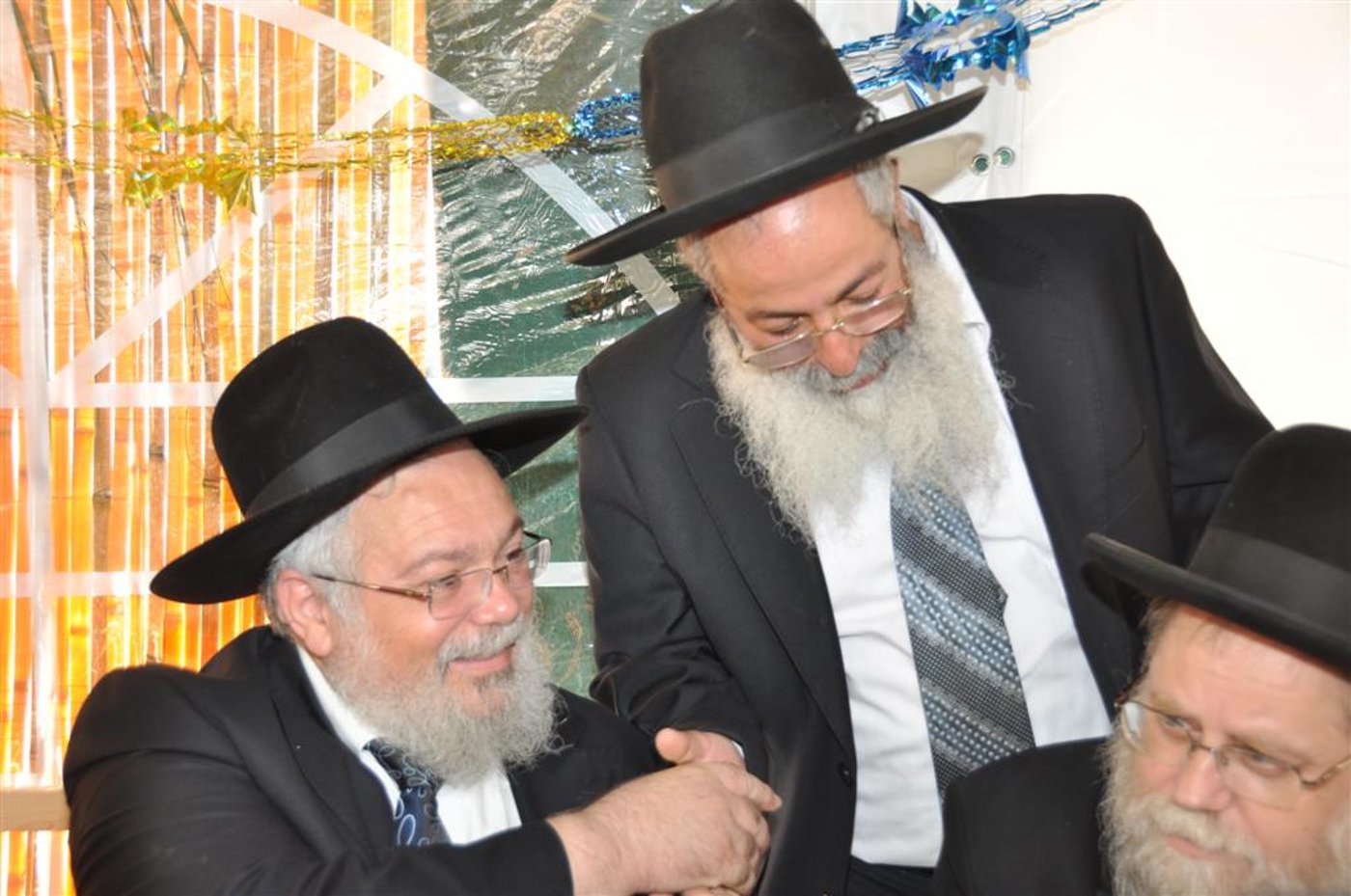 קצת נחת: יצחק עידן חוגג בסוכתו