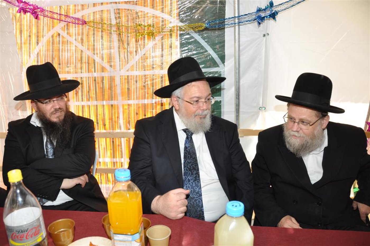קצת נחת: יצחק עידן חוגג בסוכתו
