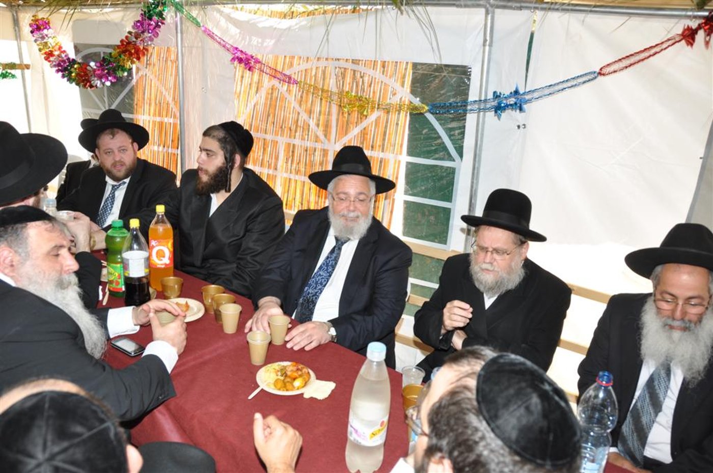 קצת נחת: יצחק עידן חוגג בסוכתו
