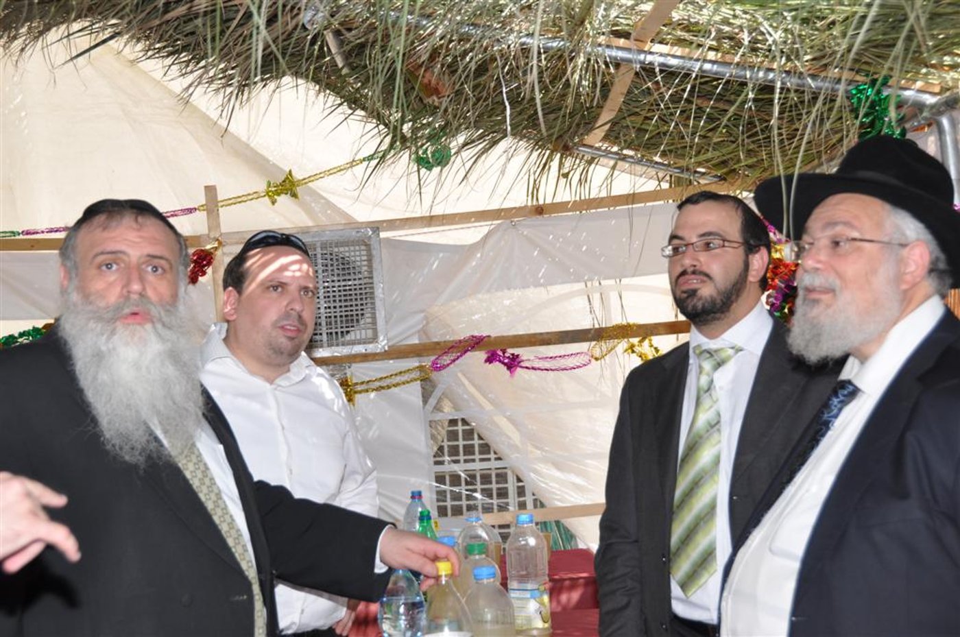 קצת נחת: יצחק עידן חוגג בסוכתו