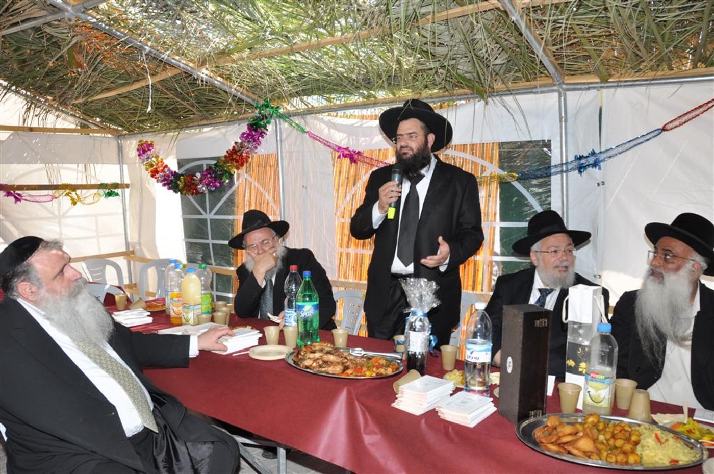 קצת נחת: יצחק עידן חוגג בסוכתו