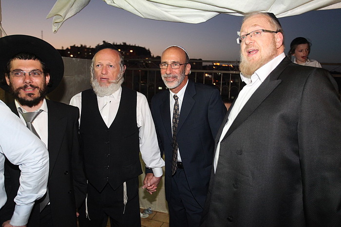 ריקוד עולמי: השגרירים נפגשו בסוכה - צפו בוידאו מרגש