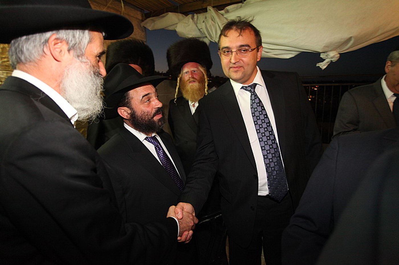 ריקוד עולמי: השגרירים נפגשו בסוכה - צפו בוידאו מרגש