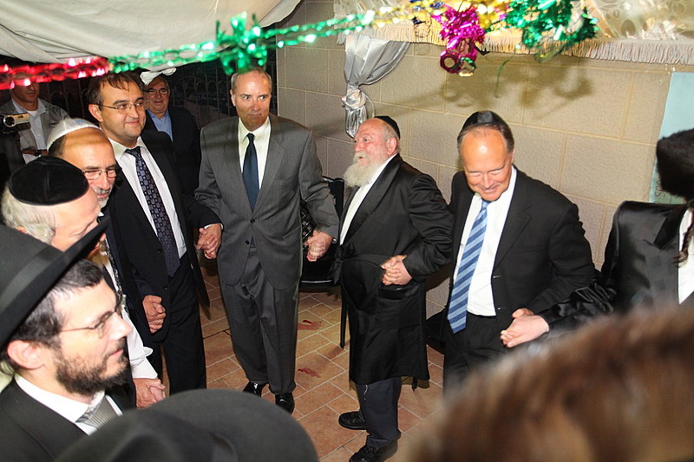 ריקוד עולמי: השגרירים נפגשו בסוכה - צפו בוידאו מרגש