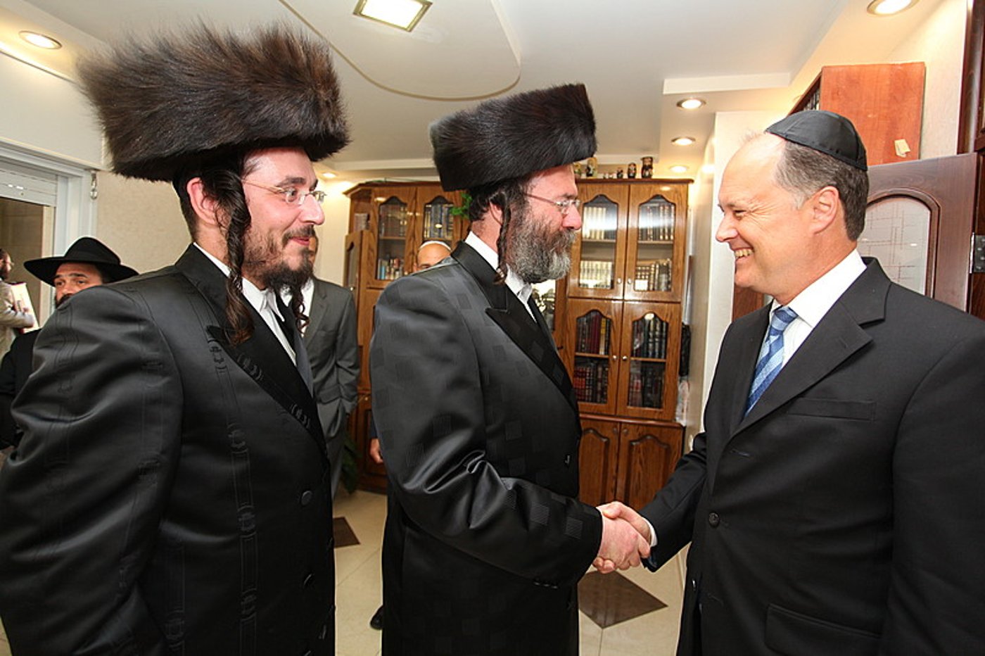 ריקוד עולמי: השגרירים נפגשו בסוכה - צפו בוידאו מרגש