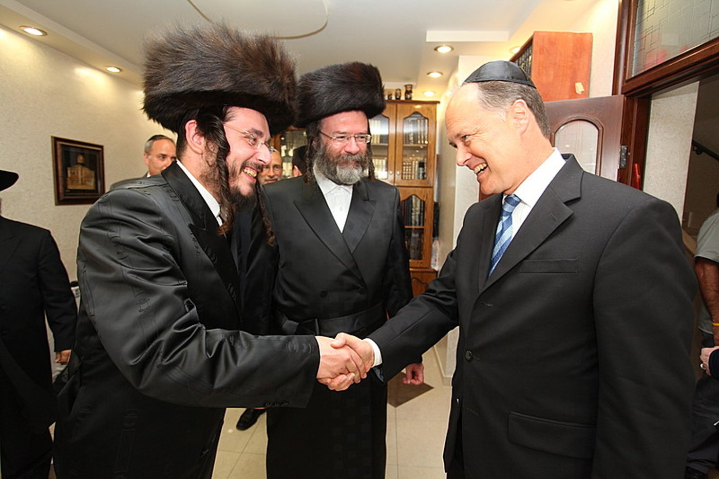 ריקוד עולמי: השגרירים נפגשו בסוכה - צפו בוידאו מרגש