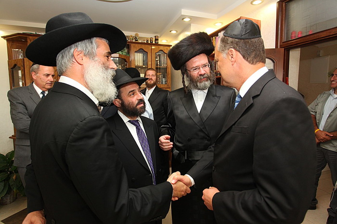 ריקוד עולמי: השגרירים נפגשו בסוכה - צפו בוידאו מרגש