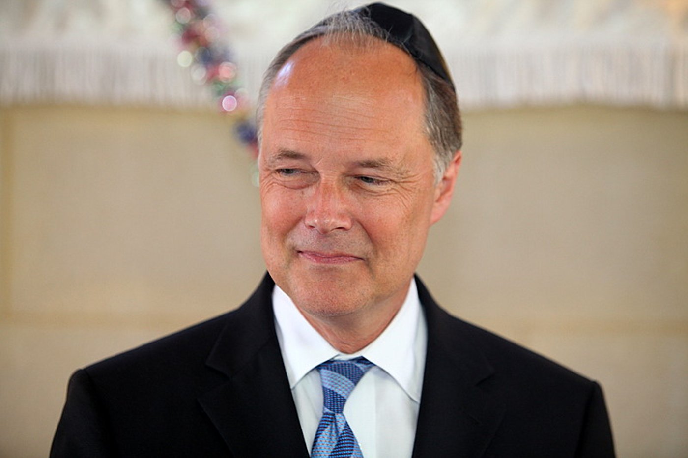 ריקוד עולמי: השגרירים נפגשו בסוכה - צפו בוידאו מרגש