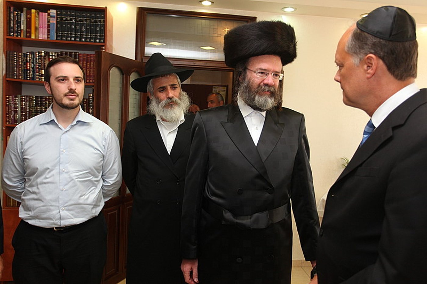 ריקוד עולמי: השגרירים נפגשו בסוכה - צפו בוידאו מרגש