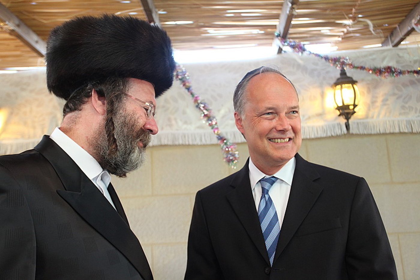 ריקוד עולמי: השגרירים נפגשו בסוכה - צפו בוידאו מרגש