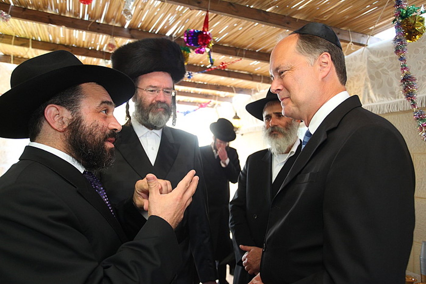 ריקוד עולמי: השגרירים נפגשו בסוכה - צפו בוידאו מרגש