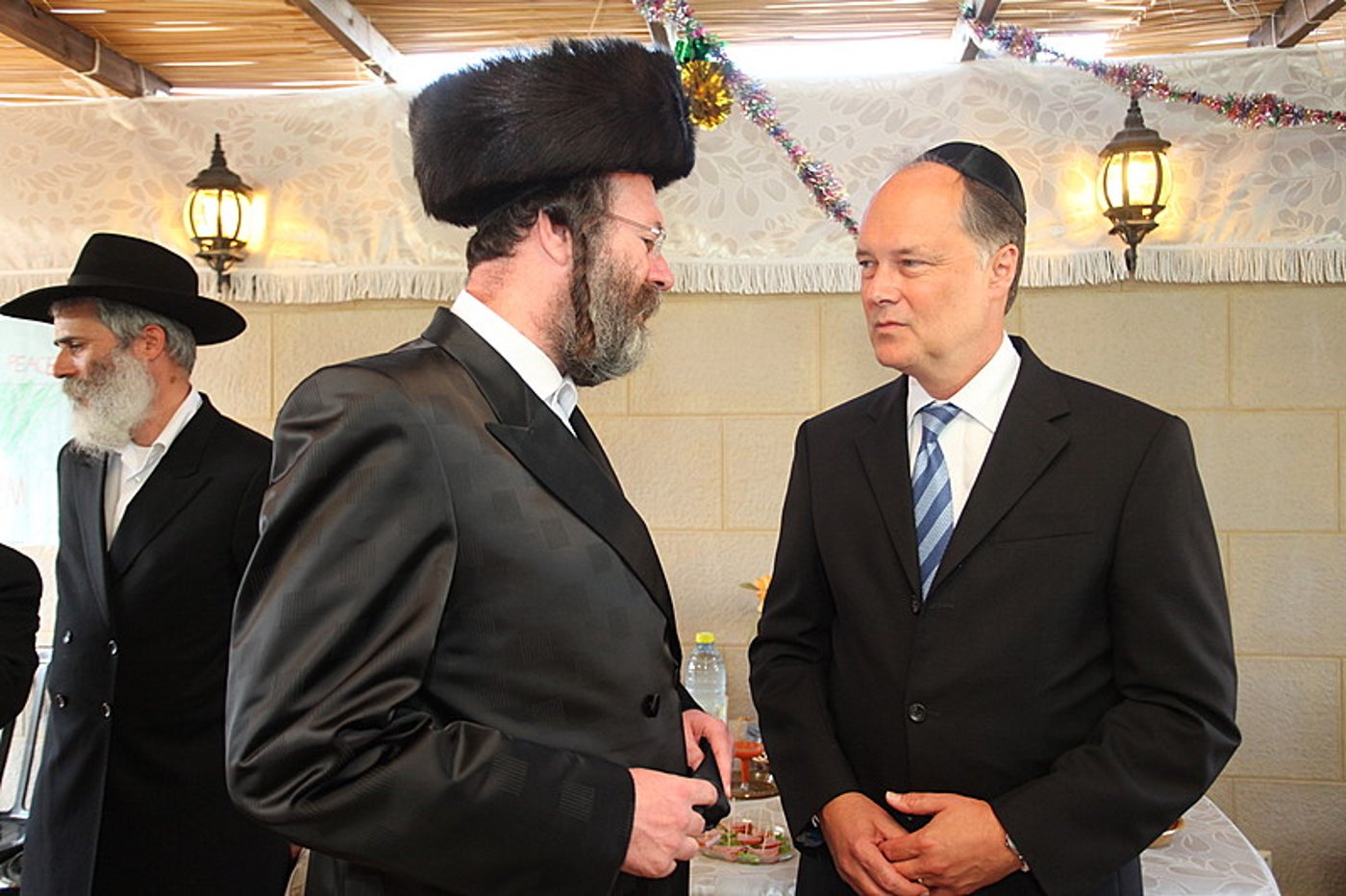 ריקוד עולמי: השגרירים נפגשו בסוכה - צפו בוידאו מרגש