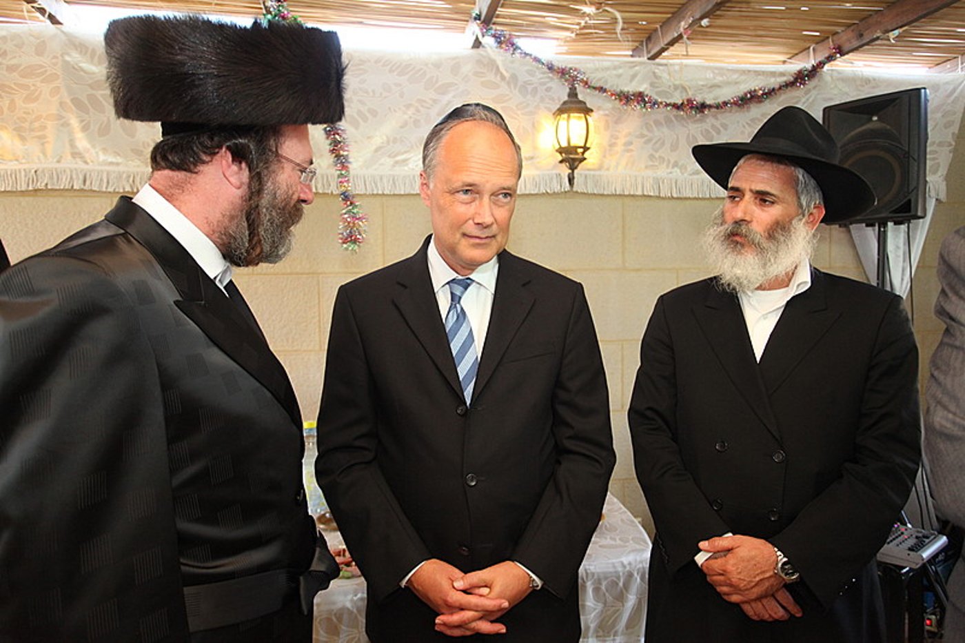 ריקוד עולמי: השגרירים נפגשו בסוכה - צפו בוידאו מרגש