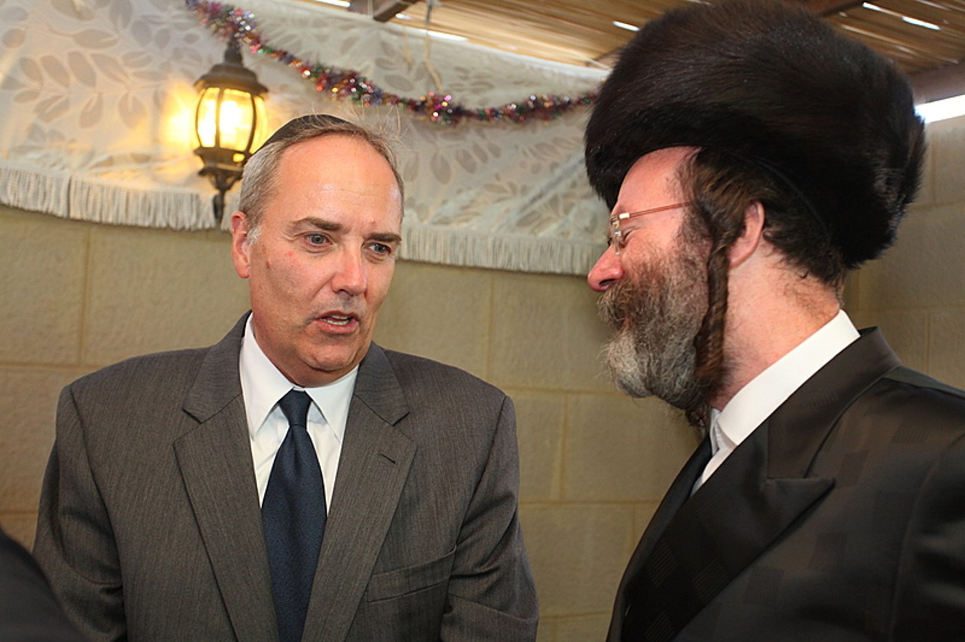 ריקוד עולמי: השגרירים נפגשו בסוכה - צפו בוידאו מרגש