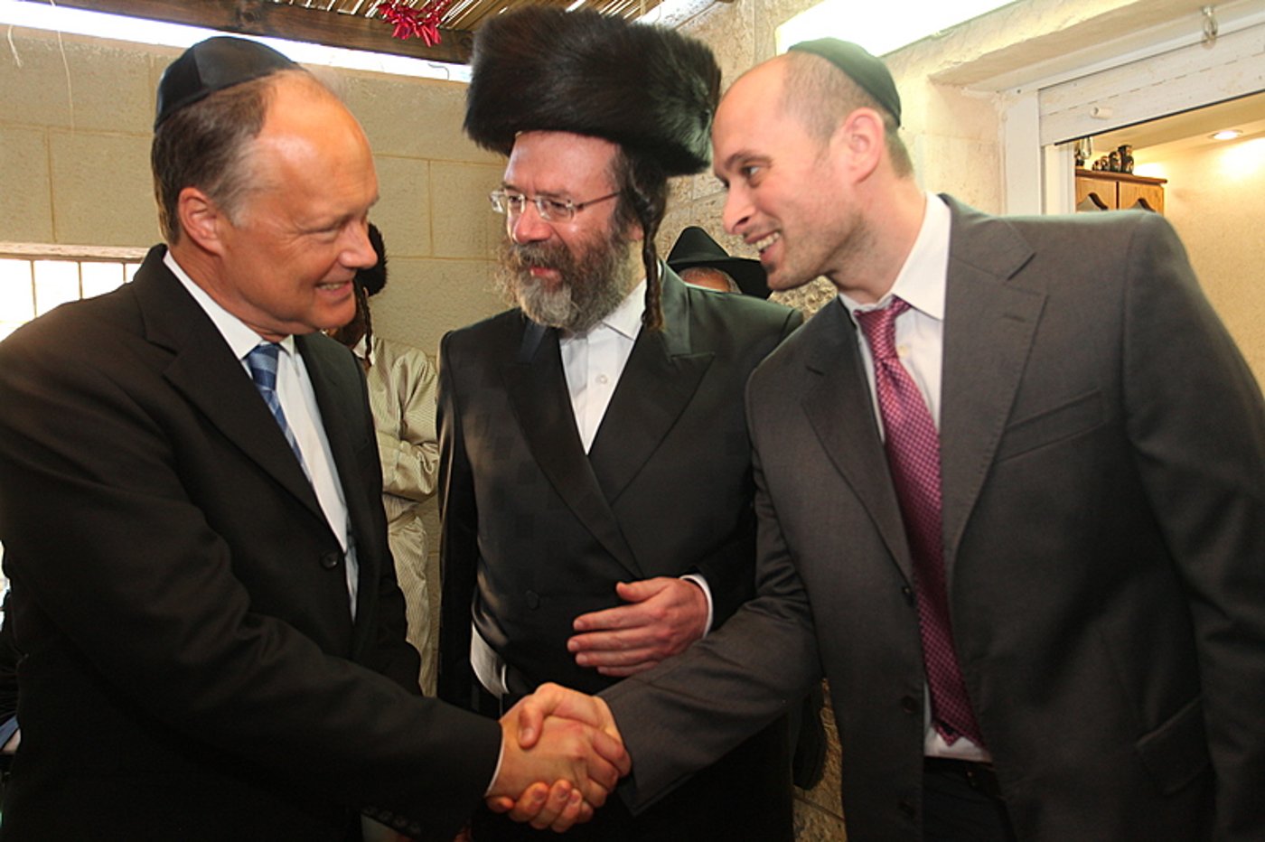 ריקוד עולמי: השגרירים נפגשו בסוכה - צפו בוידאו מרגש